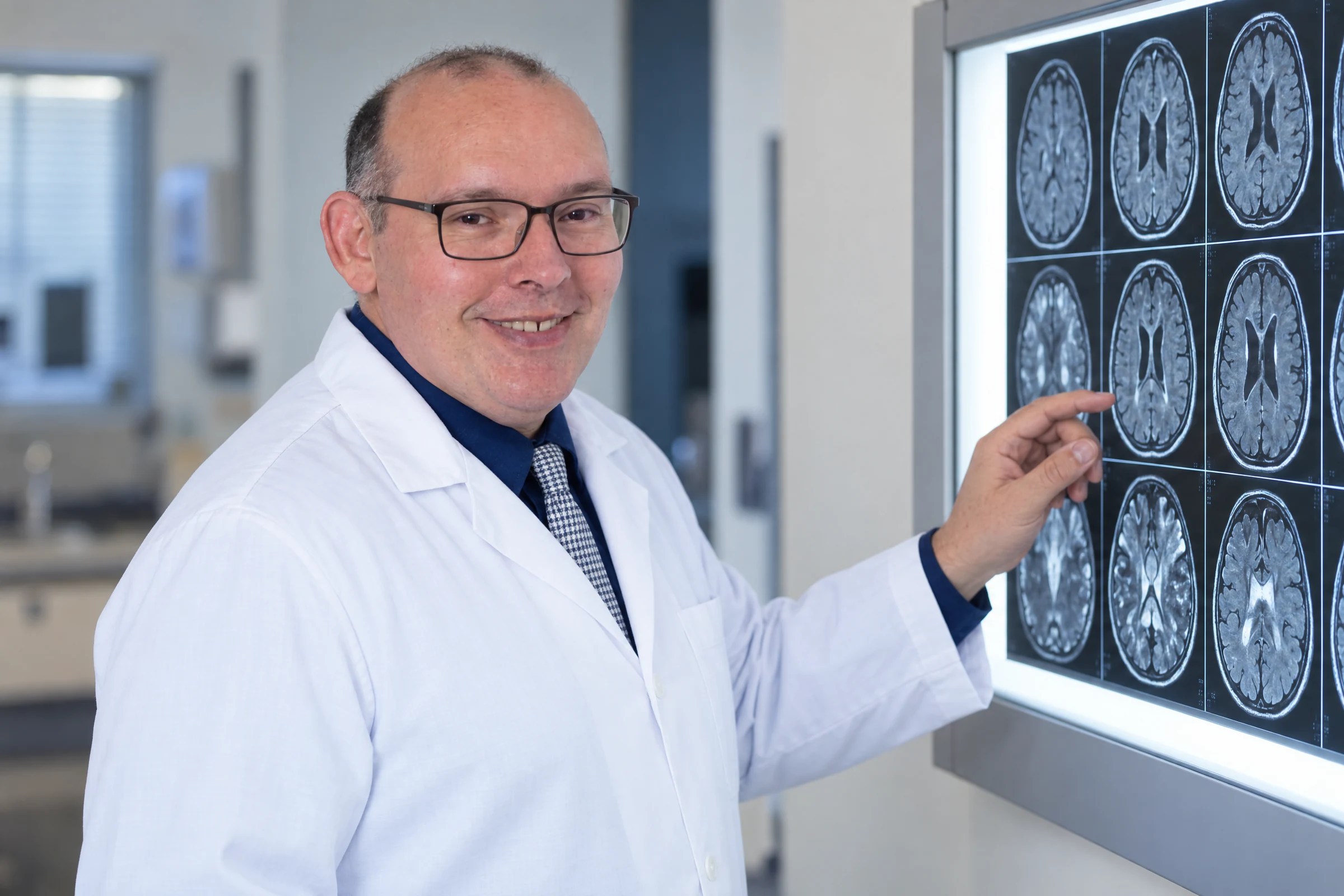 Dr. Avelino Júnior analisando imagens de ressonância magnética do cérebro
